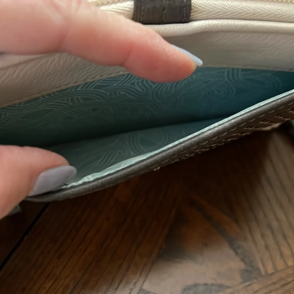 EUC The Sak leather crossbody bag in cream/silver/gray. - Picture 5 of 5